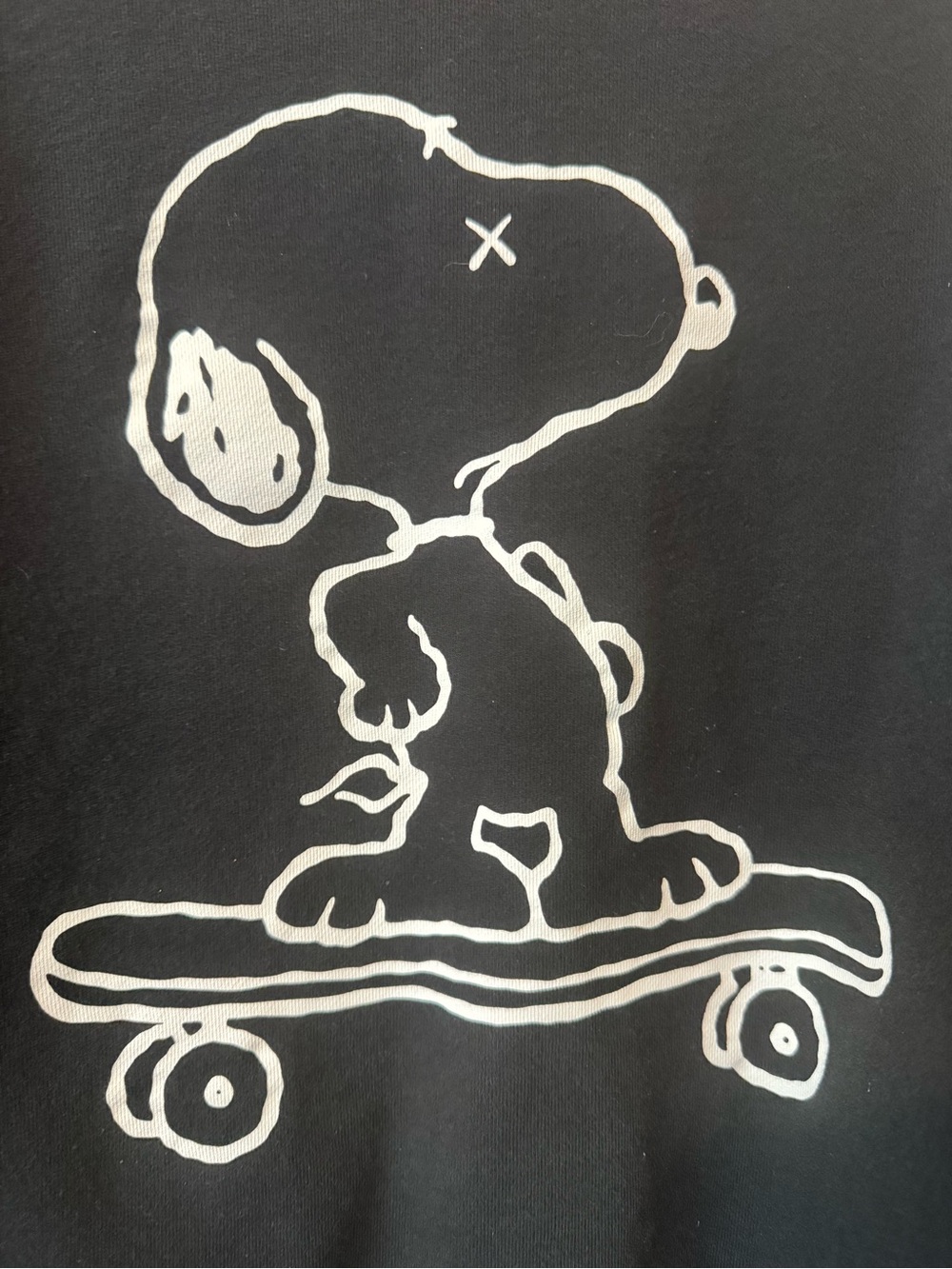 Uniqlo UT KAWS x Peanuts Snoopy Skateboard Crewneck Sweatshirt SM Black UNISEX - Picture 2 of 8